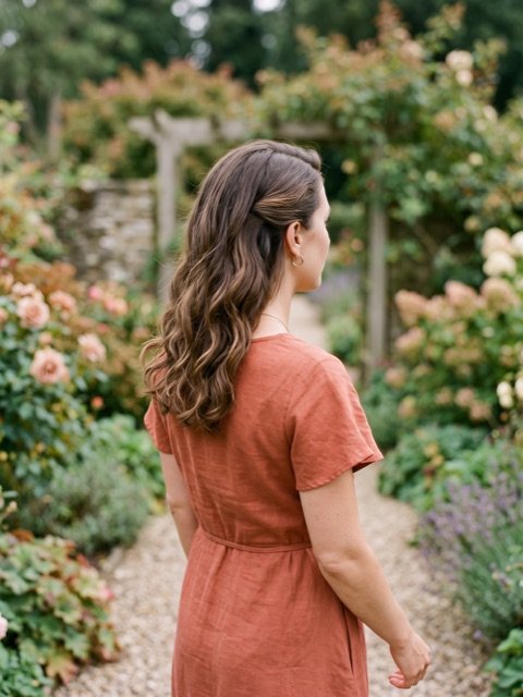 Offen getragene Haare mit weichen Wellen und zurückgestecktem Seitenscheitel
