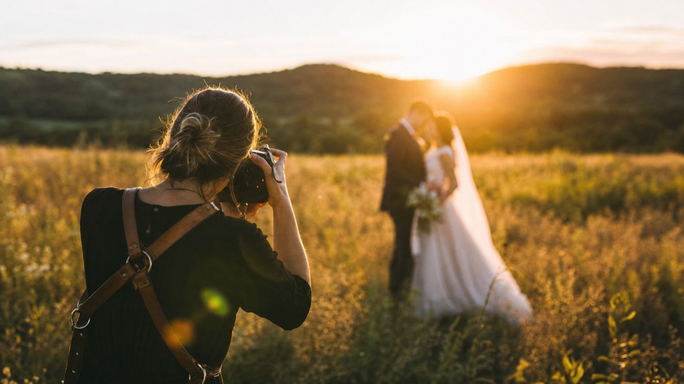 Hochzeitsfotograf fotografiert das Brautpaar im Gegenlicht
