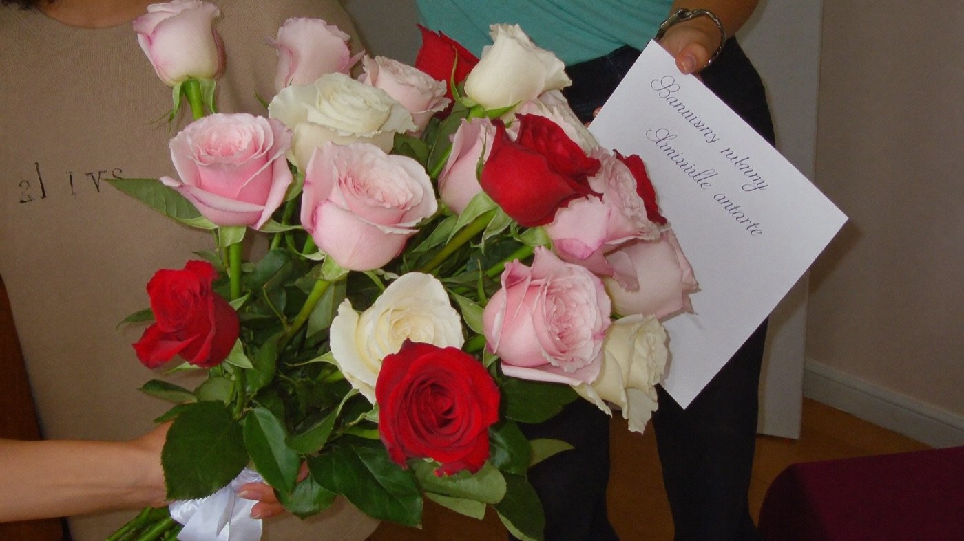 Rosenstrauß mit Karte zum Hochzeitstag an der Haustür